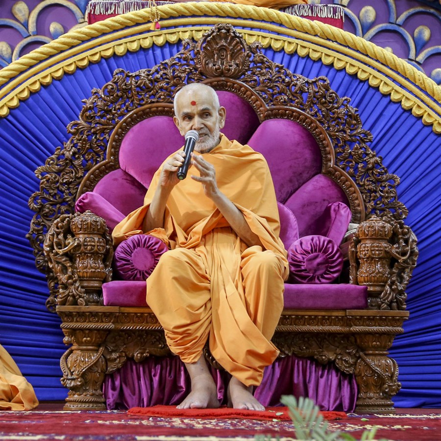 Swamishri blesses the morning satsang assembly, 30 May 2017