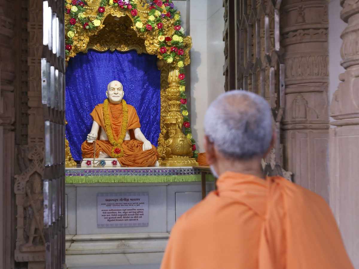Swamishri engrossed in darshan of Brahmaswarup Yogiji Maharaj, 31 May 2017