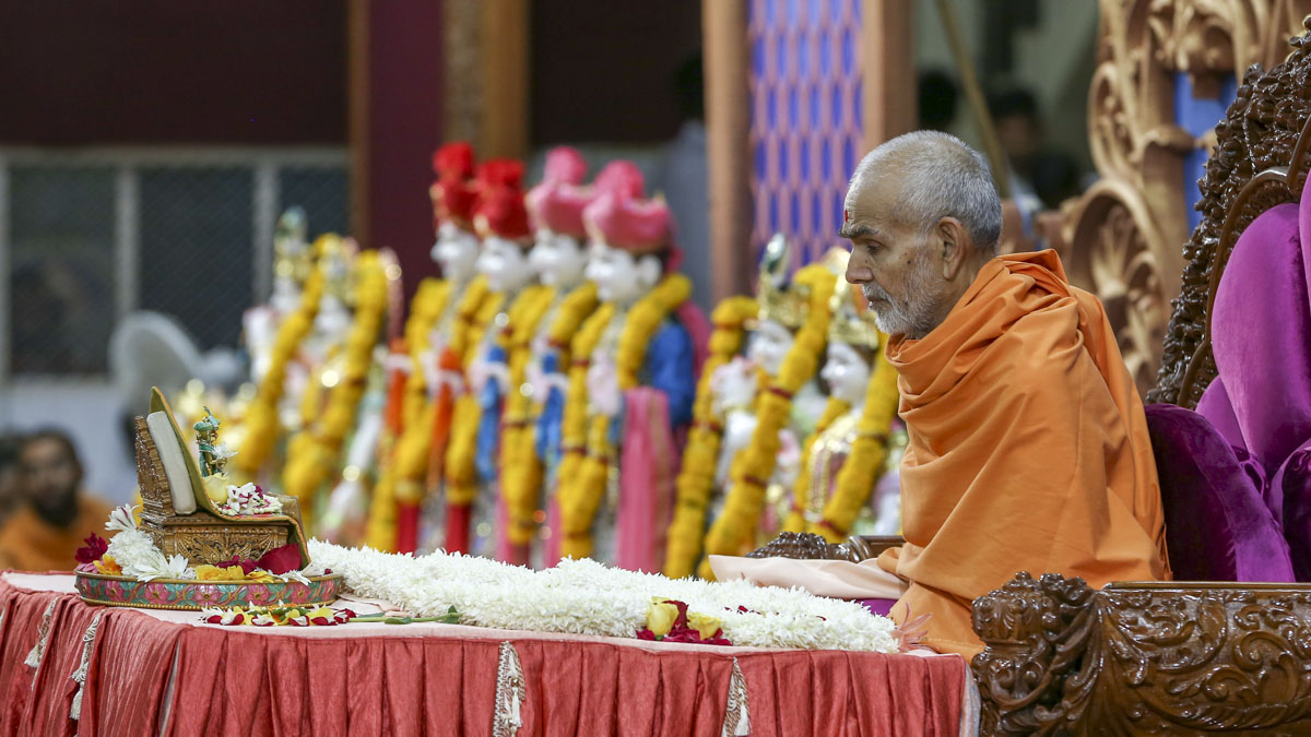Swamishri performs his morning puja, 31 May 2017