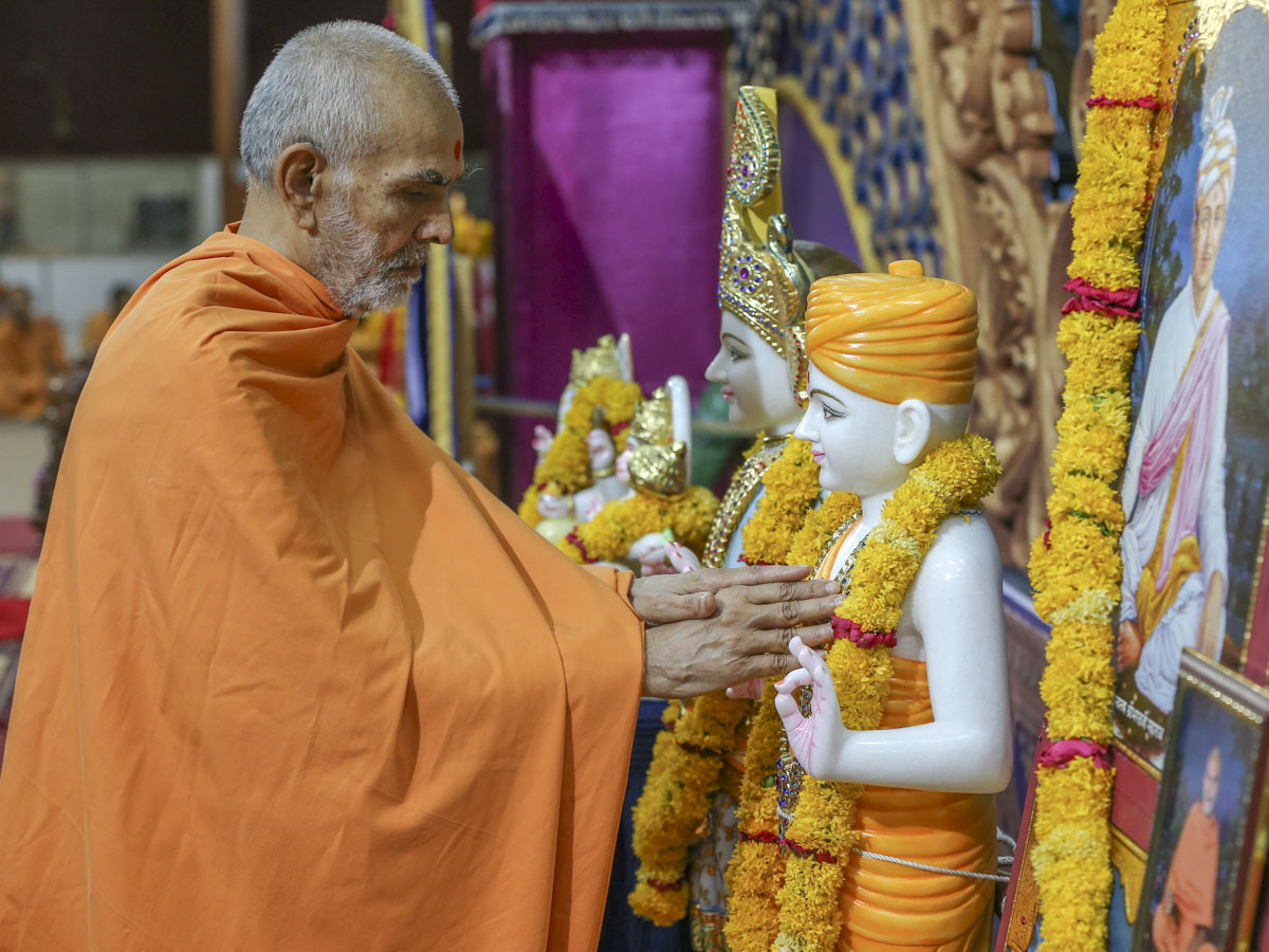 Swamishri performs pratishtha rituals of murtis, 31 May 2017