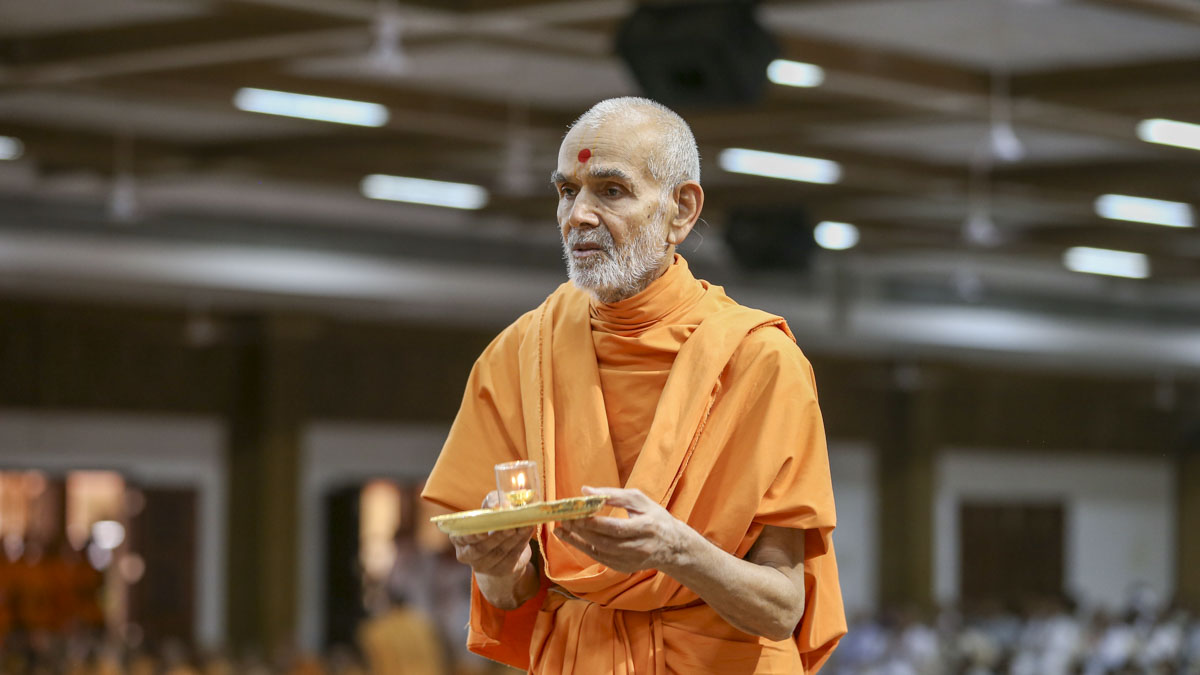 Swamishri performs pratishtha arti, 31 May 2017