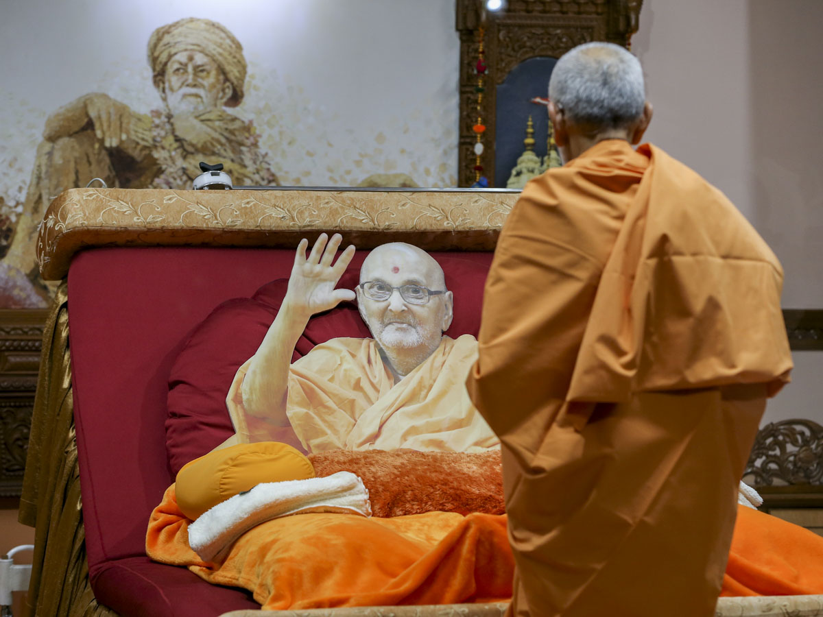 Param Pujya Mahant Swami Maharaj doing darshan in Brahmaswarup Pramukh Swami Maharaj's room, 1 Jun 2017