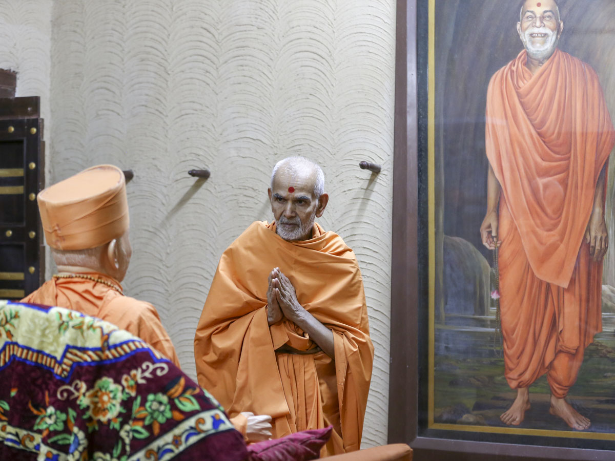 Swamishri engrossed in darshan of Brahmaswarup Yogiji Maharaj, 1 Jun 2017