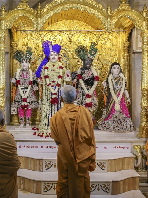 Swamishri engrossed in darshan of Thakorji, 1 Jun 2017