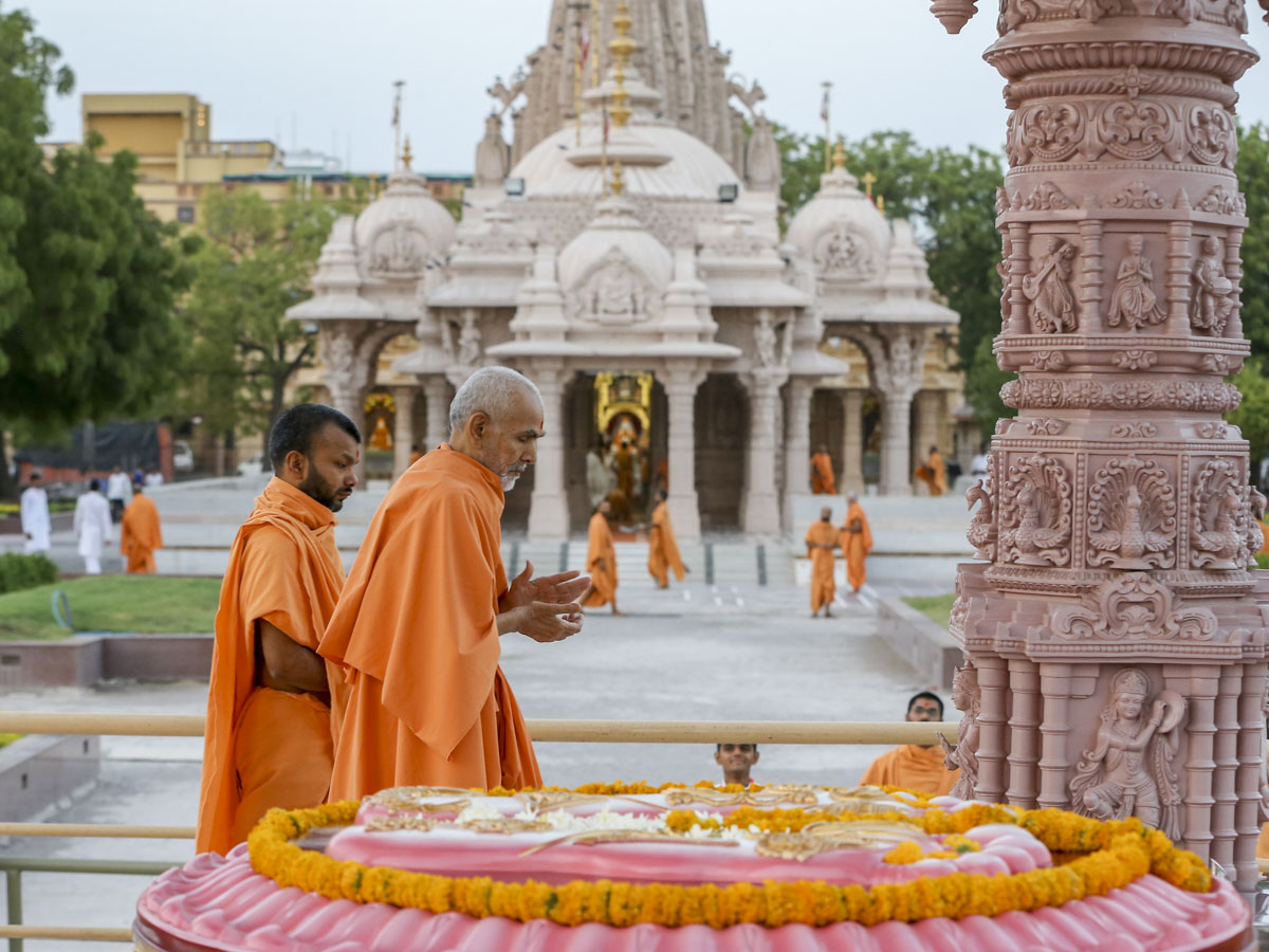 Swamishri performs pradakshina of Brahmaswarup Pramukh Swami Maharaj's samadhi, 1 Jun 2017