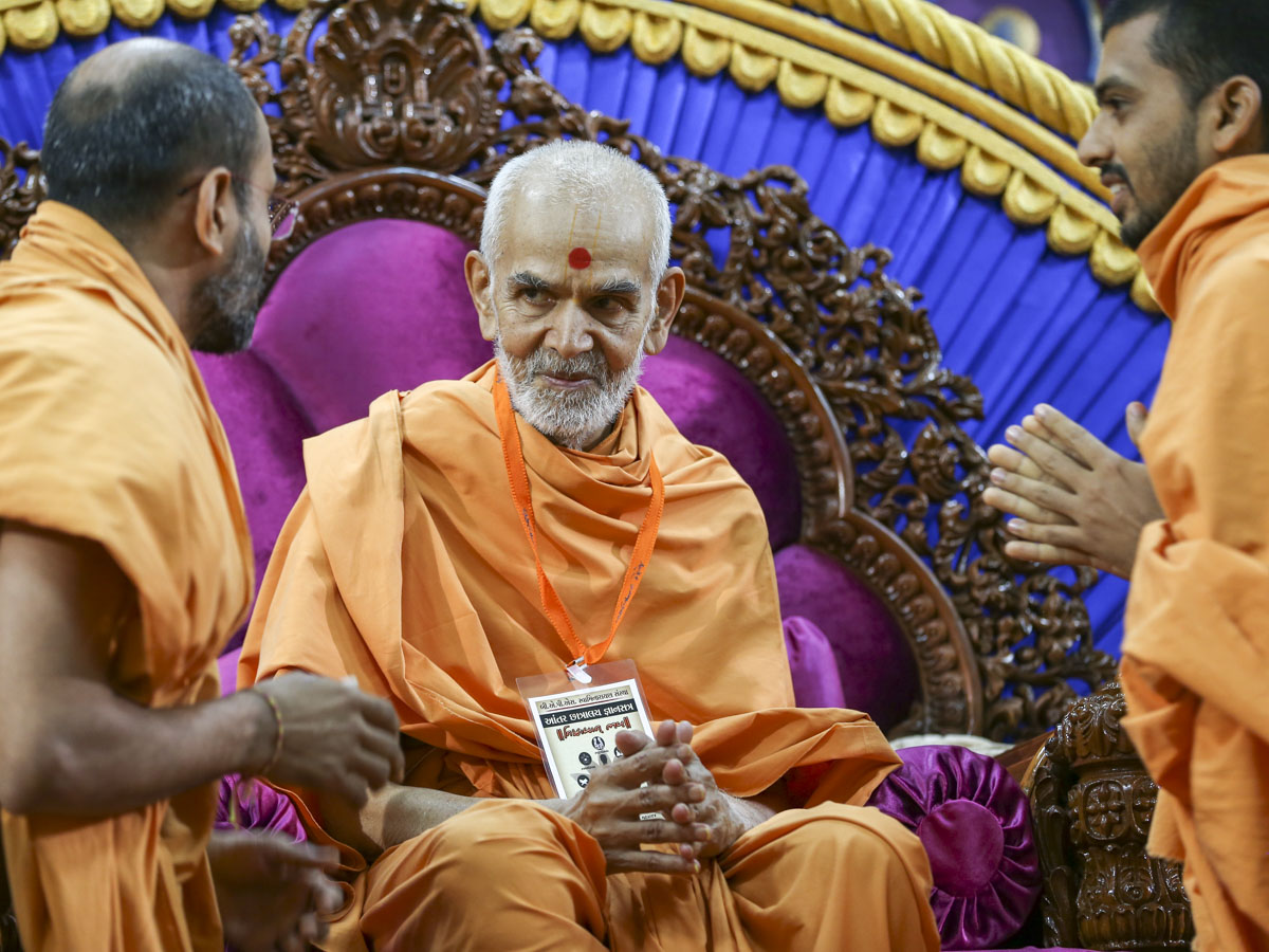 Swamishri blesses sadhus for the Inter-Chhatralaya Brahmasatra, 1 Jun 2017