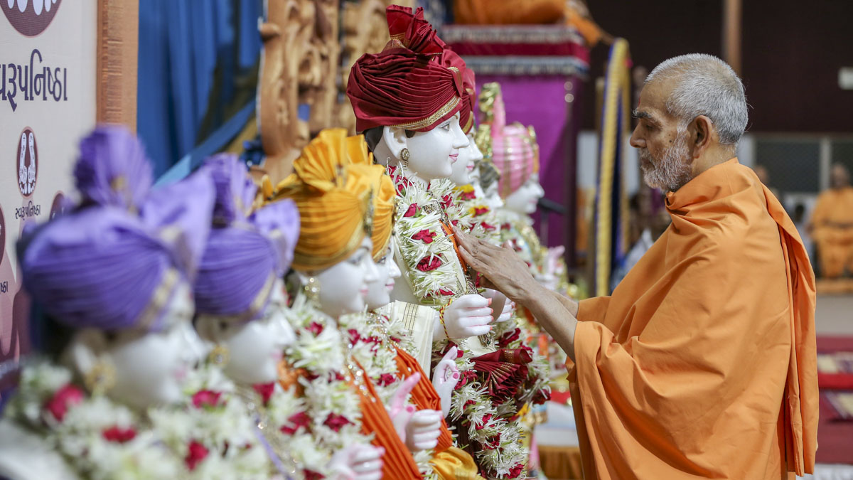 Swamishri performs pratishtha rituals, 1 Jun 2017