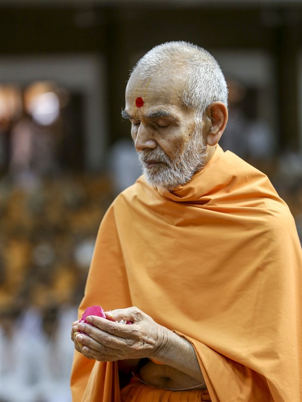 Swamishri offers mantra-pushpanjali, 1 Jun 2017