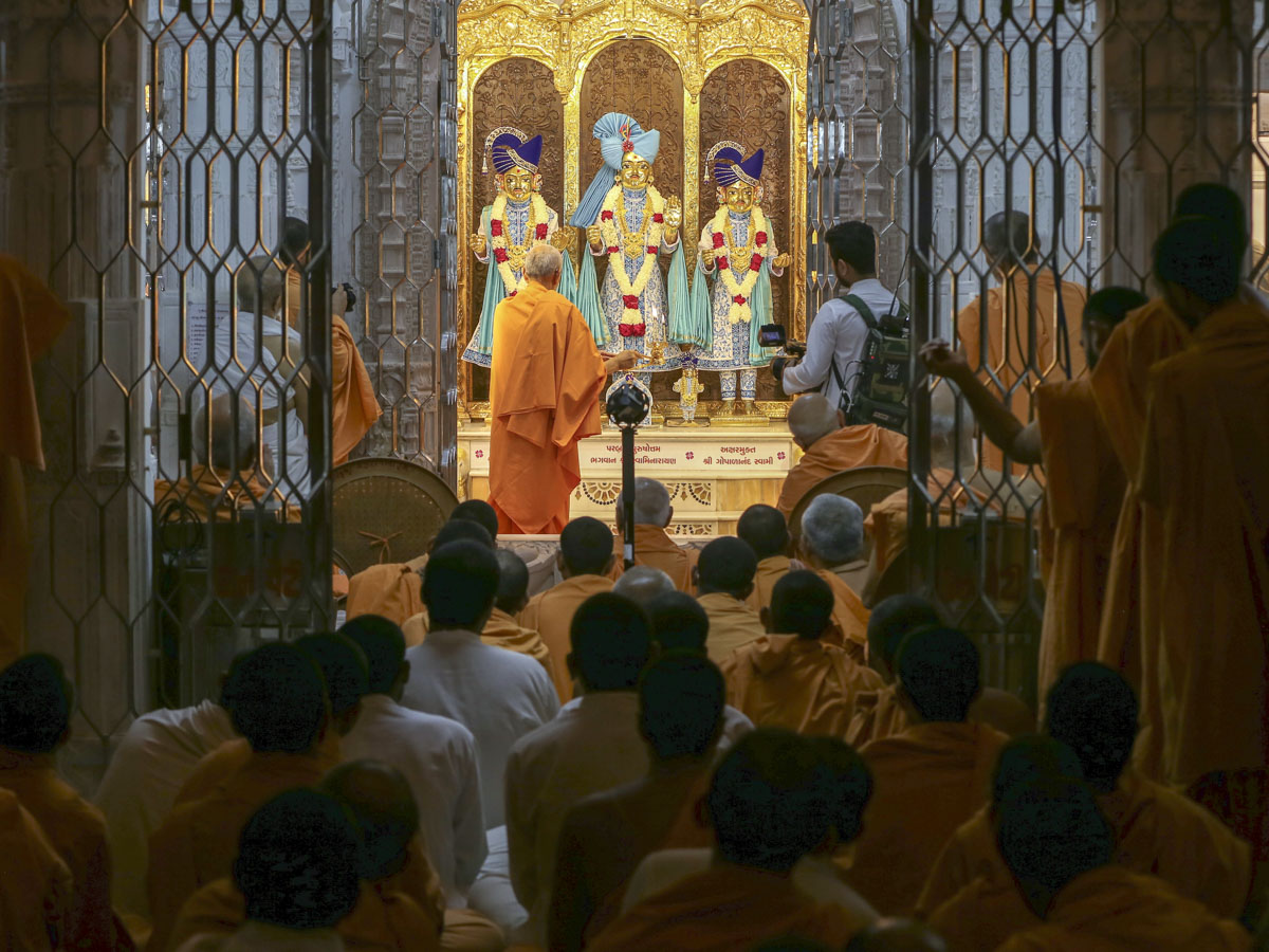Swamishri performs shangar arti, 2 June 2017