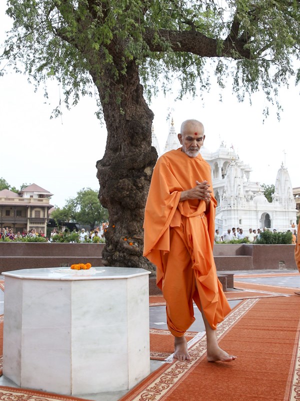 Swamishri performs pradakshina of the holy charnarvind of Bhagwan Swaminarayan, 2 June 2017