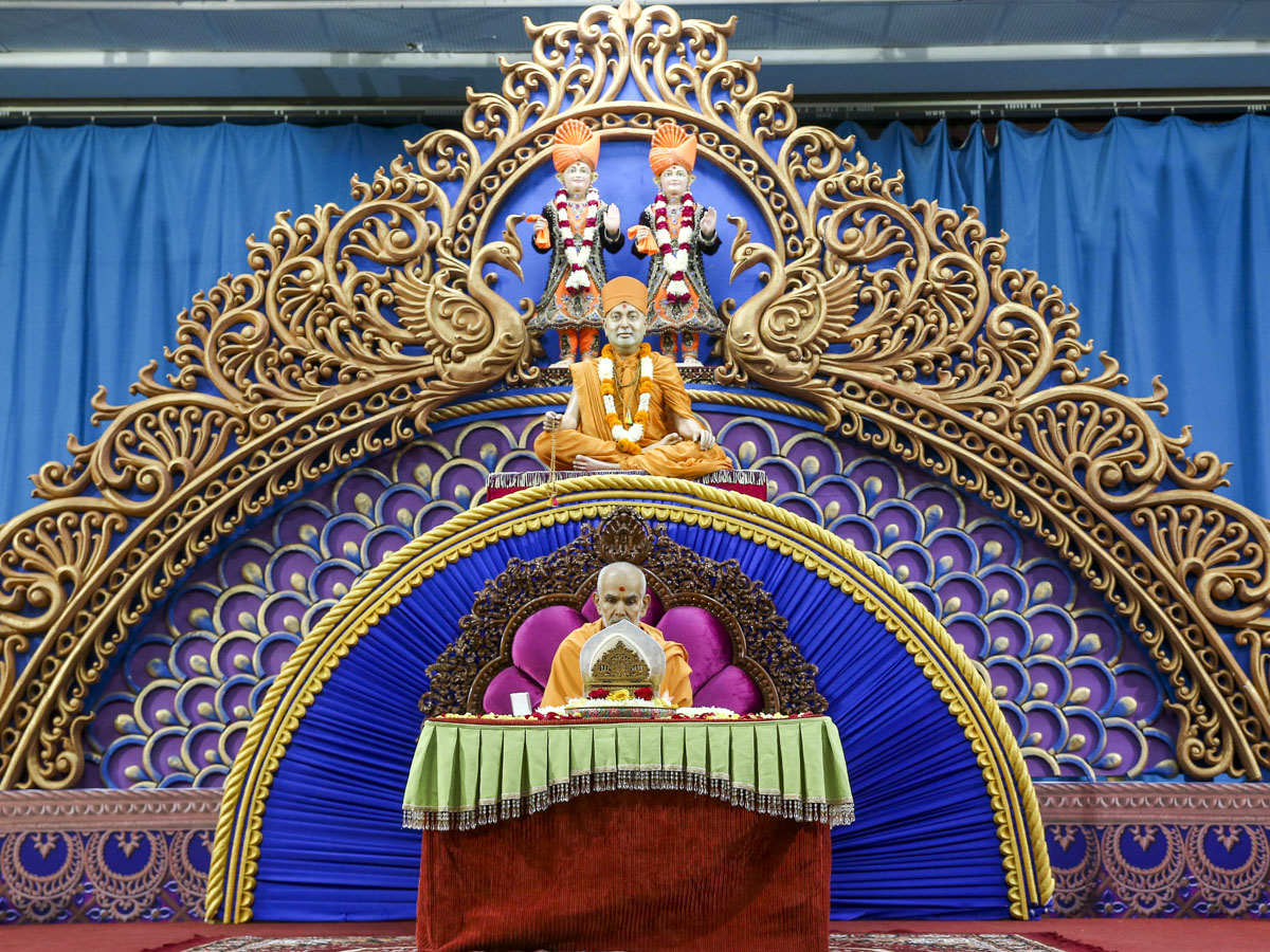 Swamishri performs his morning puja, 2 June 2017