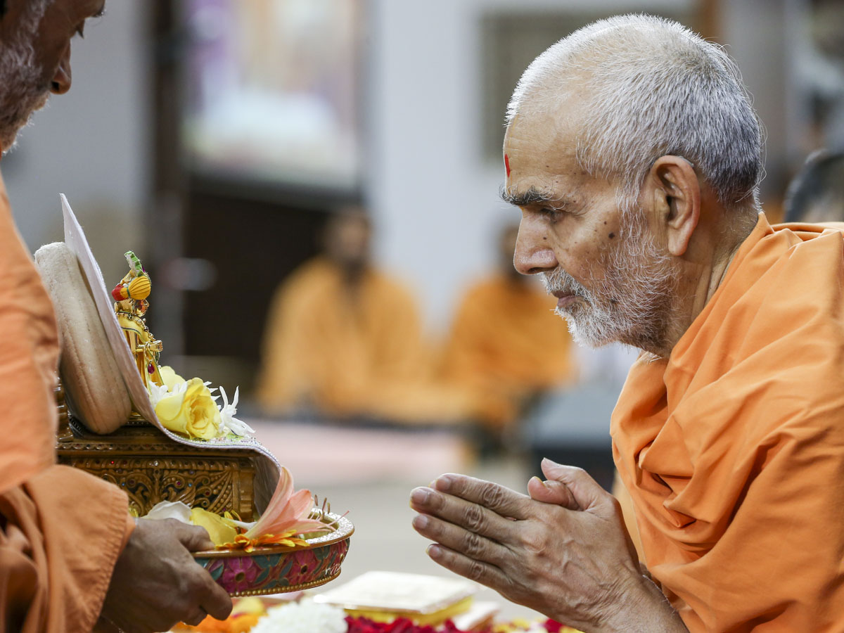 Swamishri worships Shri Harikrishna Maharaj in his morning puja, 2 June 2017