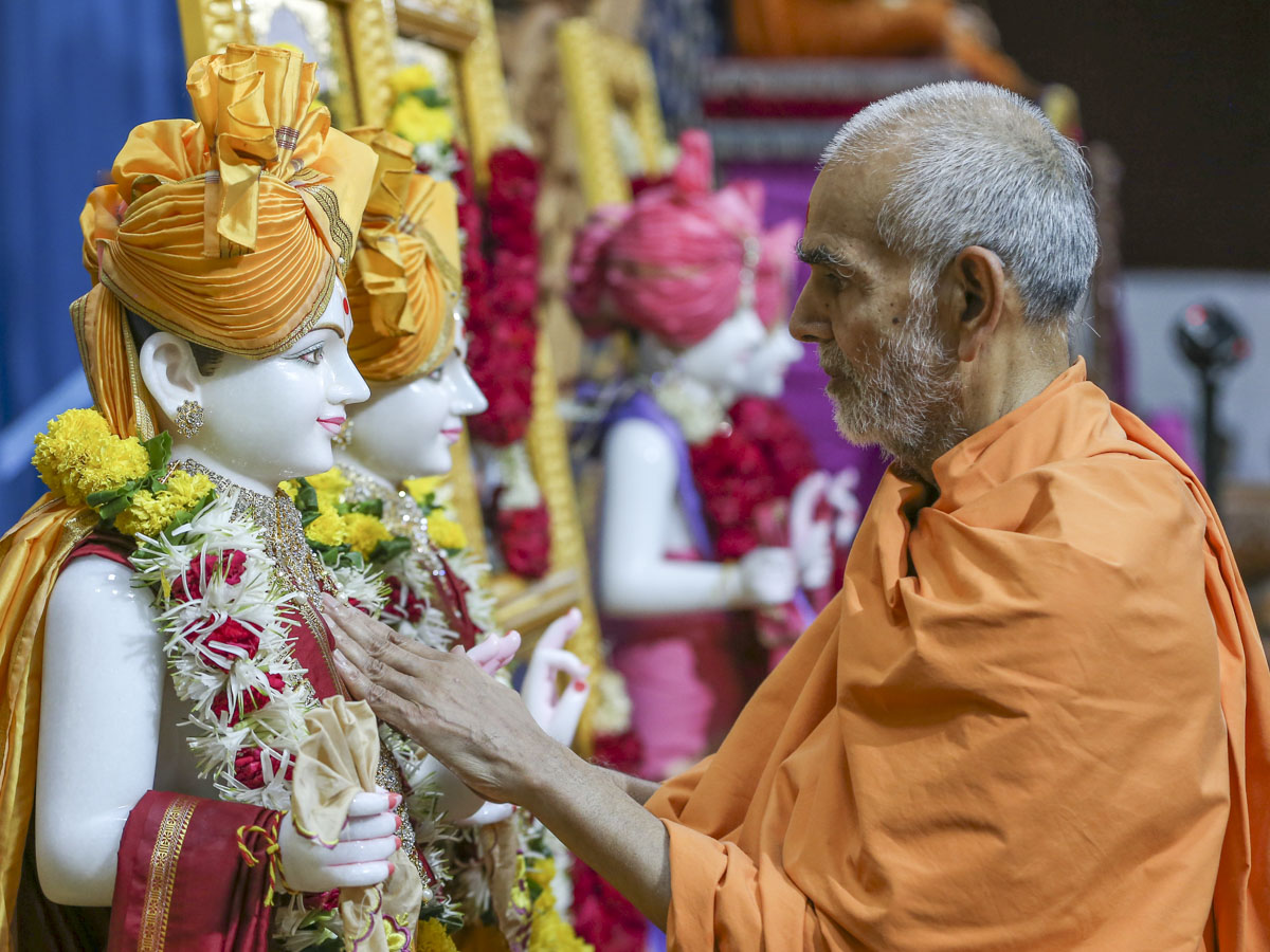 Swamishri performs pratishtha rituals, 2 June 2017