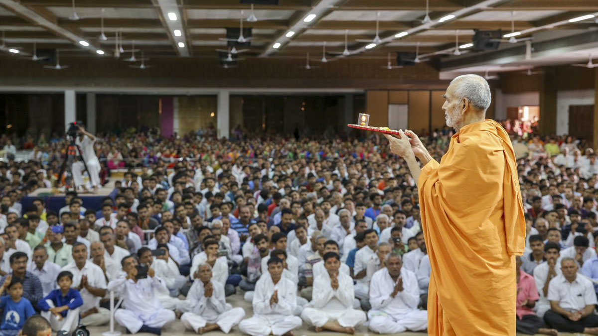 Swamishri performs pratishtha arti, 2 June 2017
