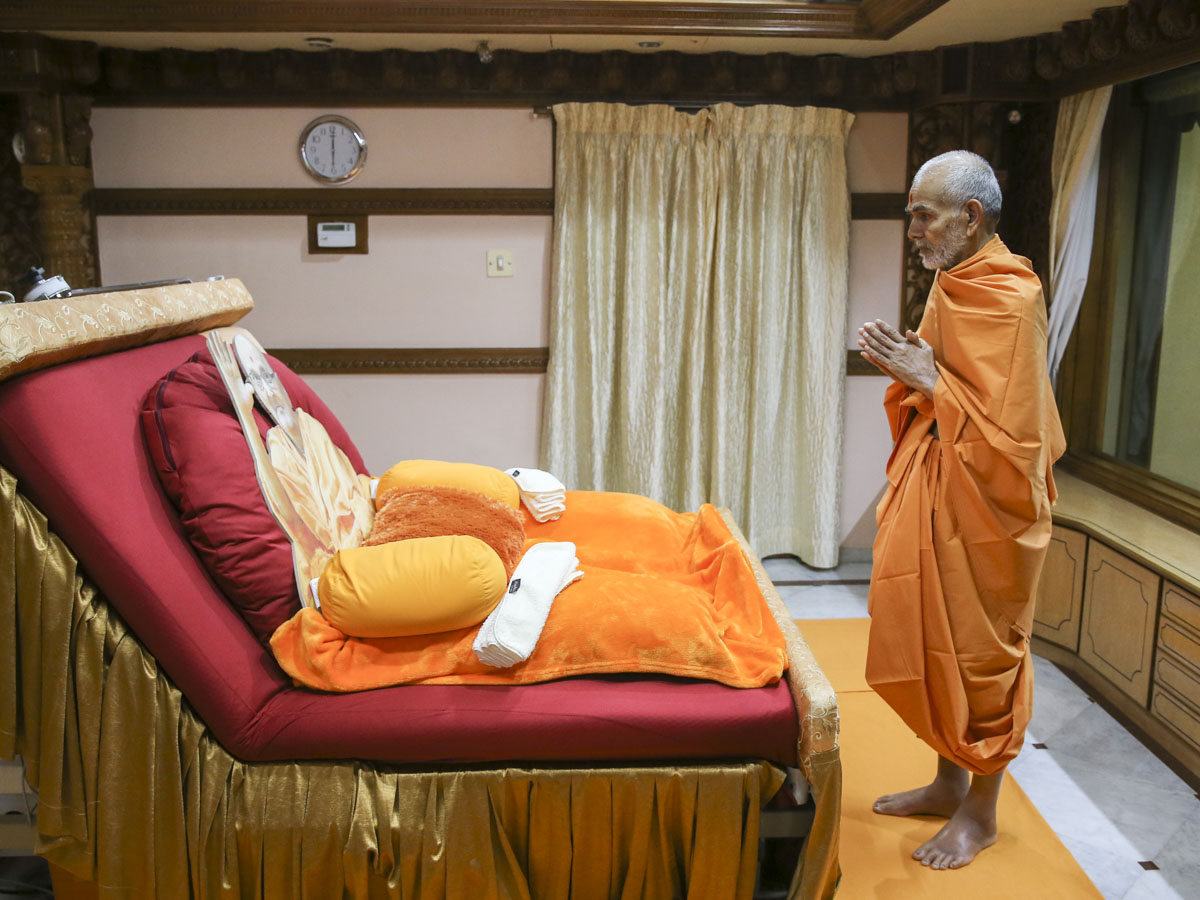 Swamishri doing darshan in Brahmaswarup Pramukh Swami Maharaj's room, 3 June 2017