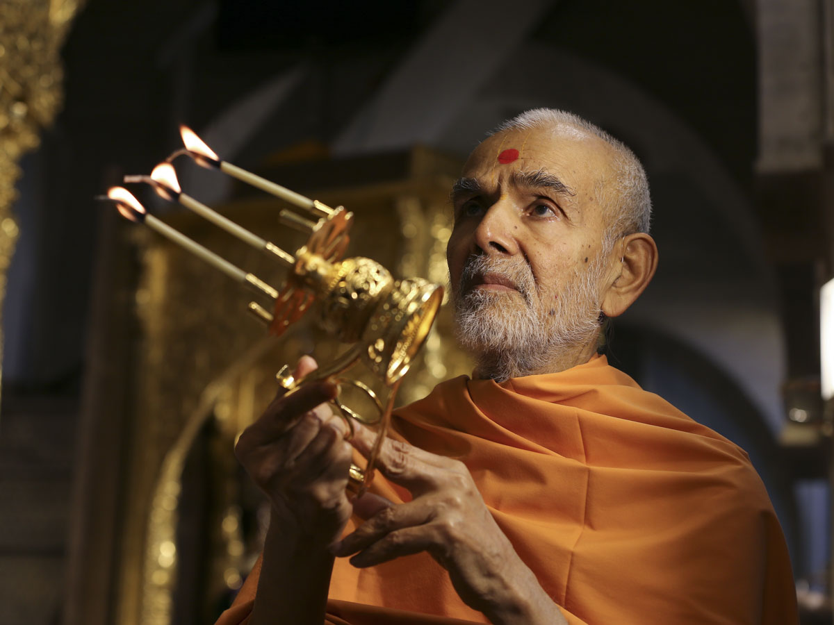 Swamishri performs shangar arti, 3 June 2017