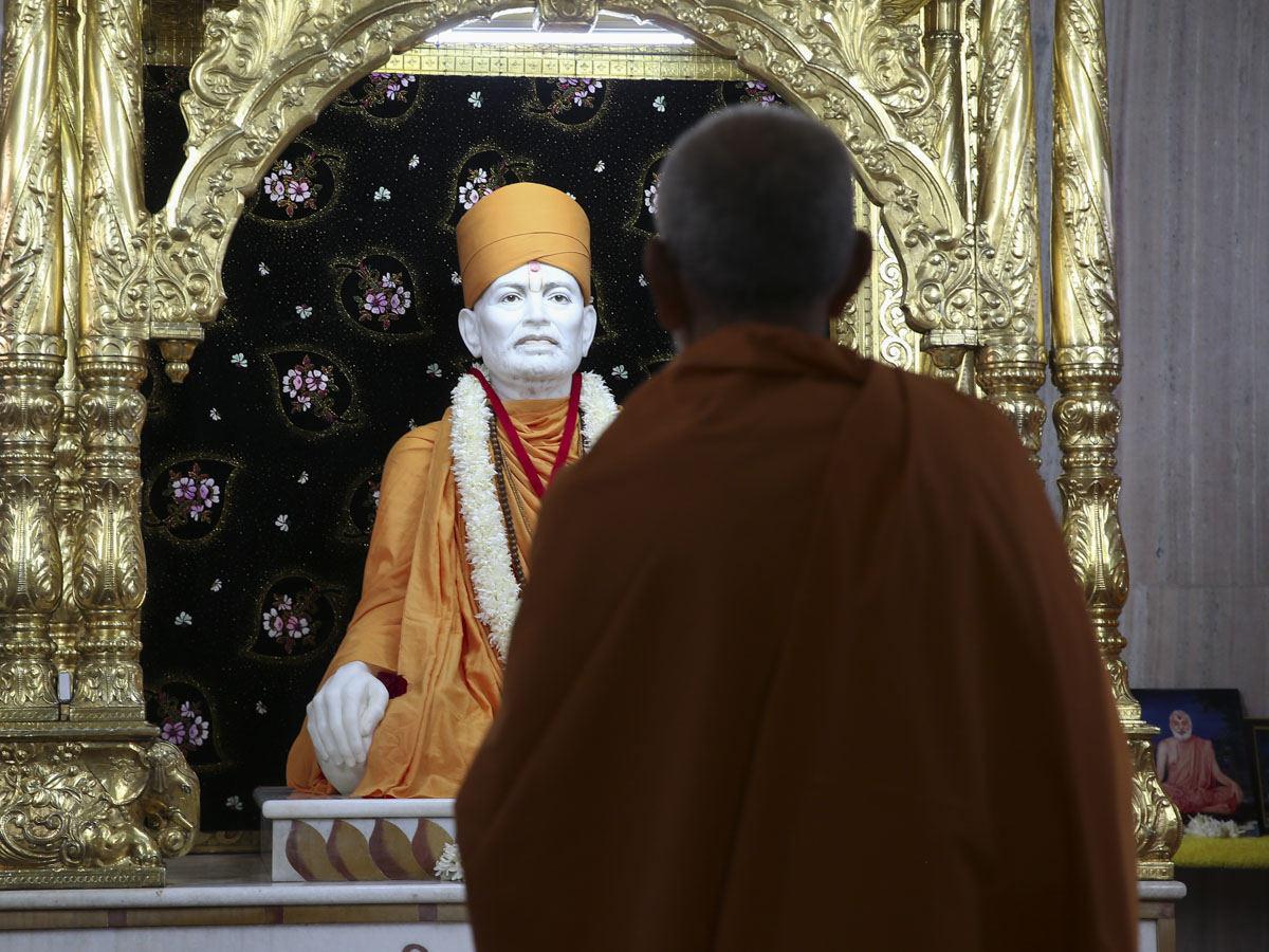 Swamishri engrossed in darshan of Brahmaswarup Shastriji Maharaj, 3 June 2017