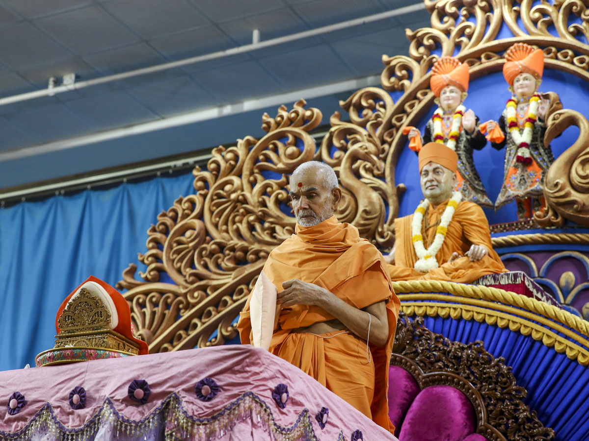 Swamishri performs his morning puja, 3 June 2017