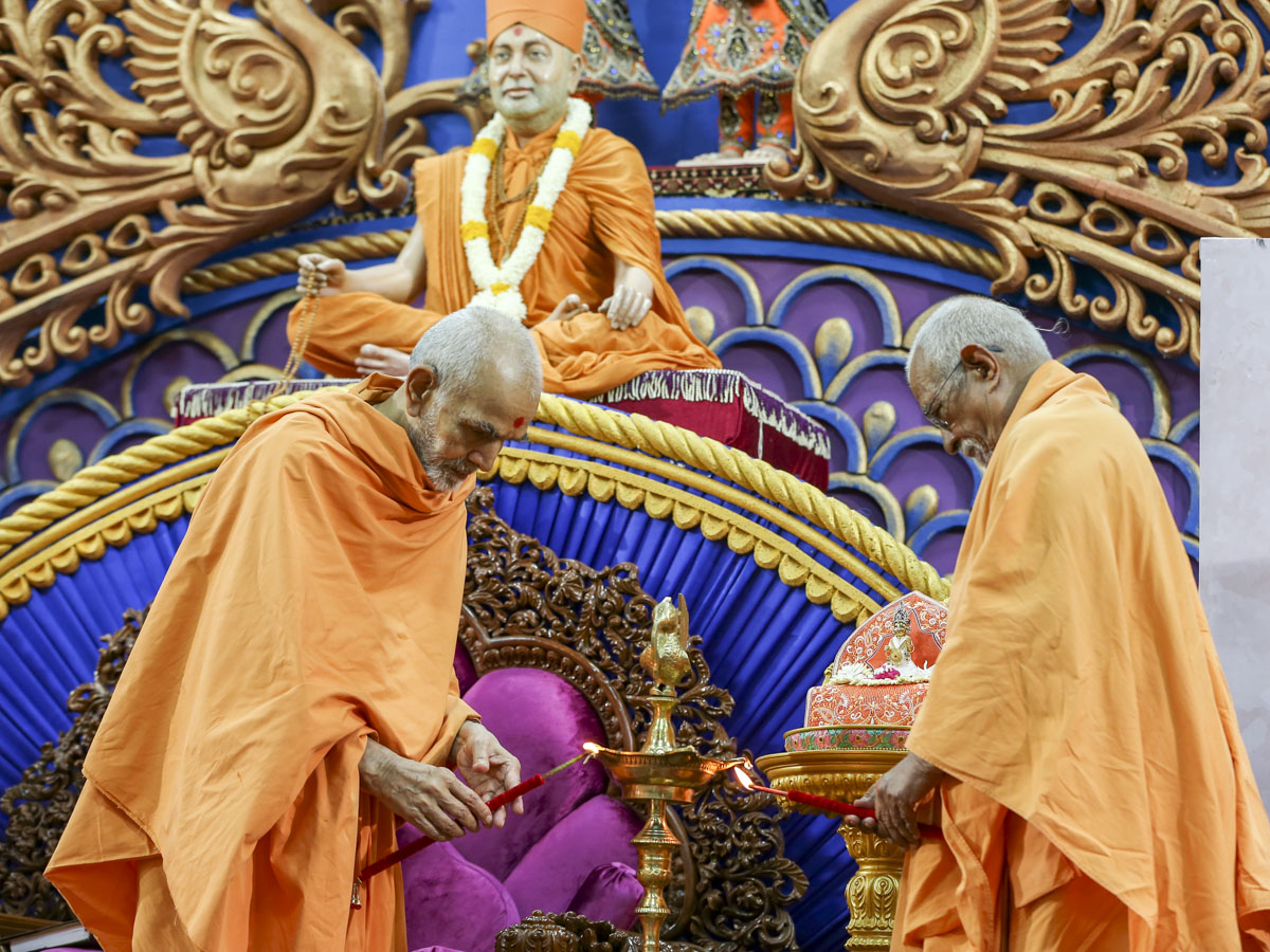 Swamishri and Pujya Doctor Swami light the lamp to inaugurate the 'Mano mali chhe moti vat' Yuva Shibir 2017, Sarangpur, 3 June 2017