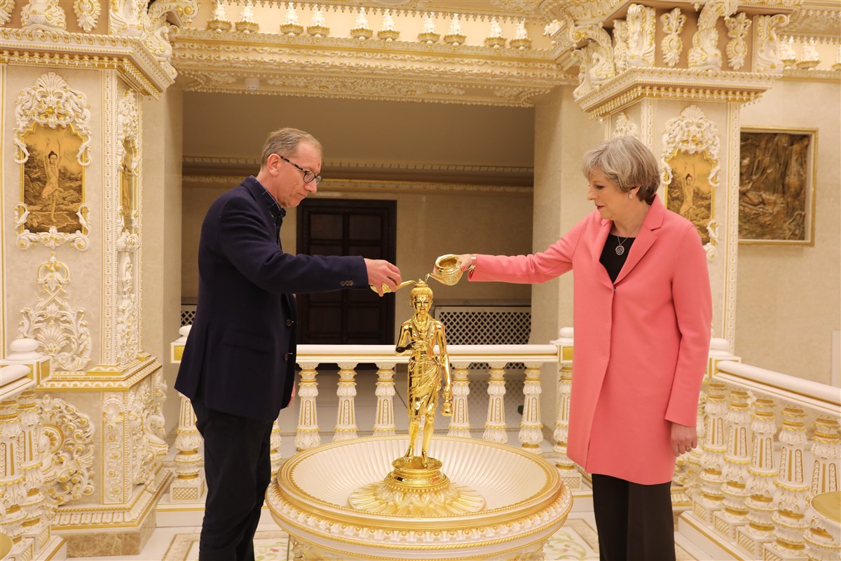 Prime Minister Theresa May and Mr May perform abhishek of Shri Nilkanth Varni