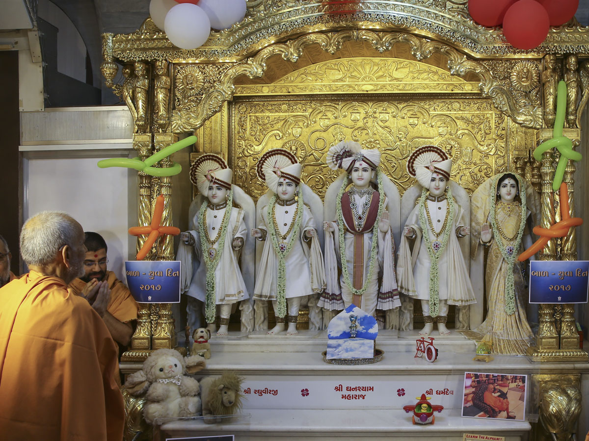 Swamishri engrossed in darshan of Thakorji, 4 Jun 2017