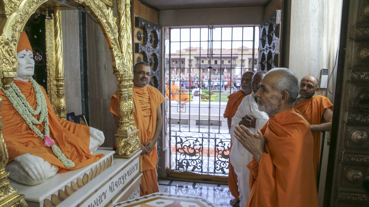 Swamishri engrossed in darshan at Shri Yagnapurush Smruti Mandir, 4 Jun 2017