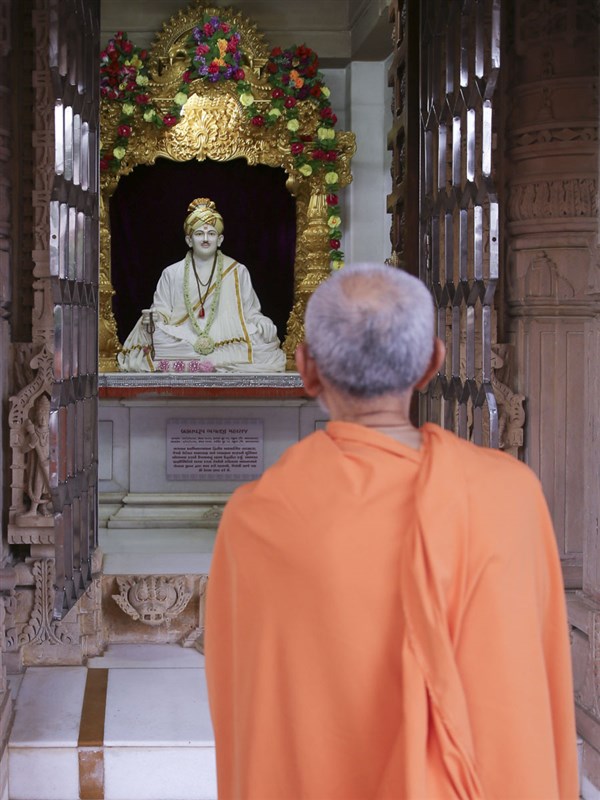 Swamishri engrossed in darshan of Brahmaswarup Bhagatji Maharaj, 4 Jun 2017
