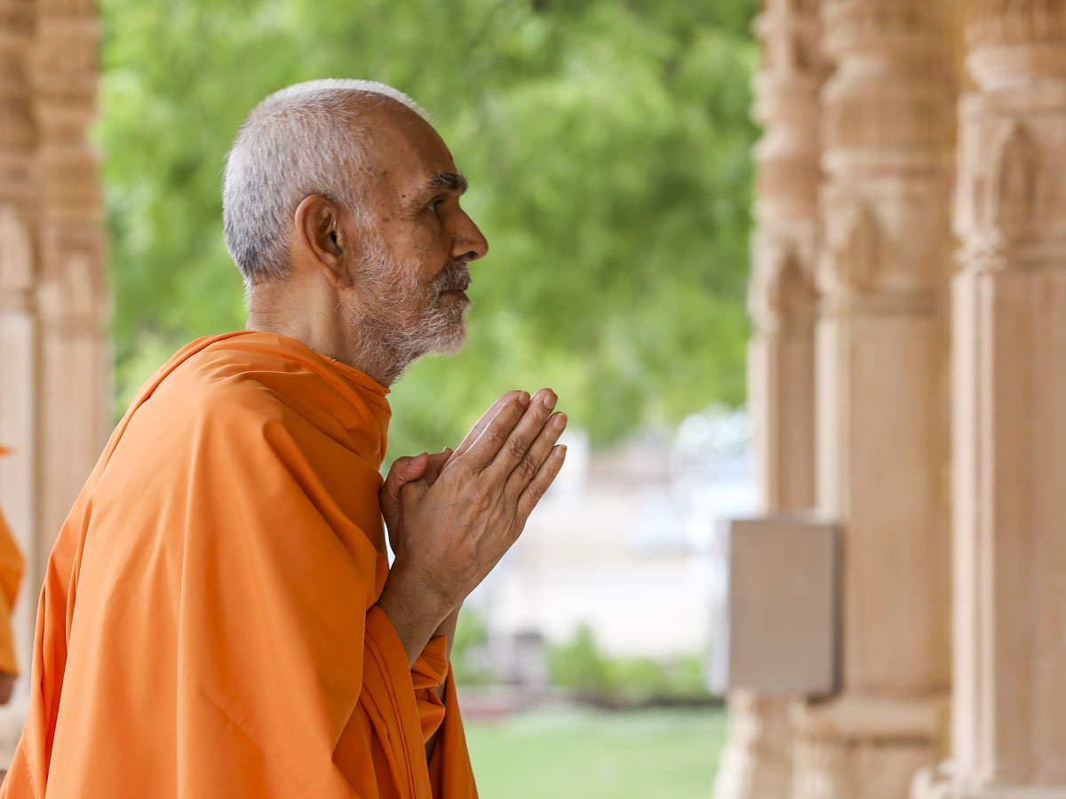 Swamishri engrossed in darshan of Shri Guru Parampara, 4 Jun 2017