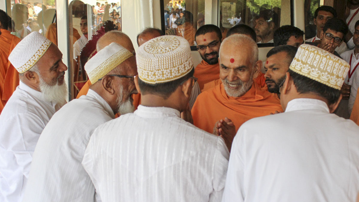Swamishri blesses well-wishers, 4 Jun 2017