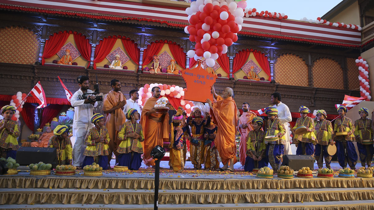 Swamishri releases balloons, 4 Jun 2017