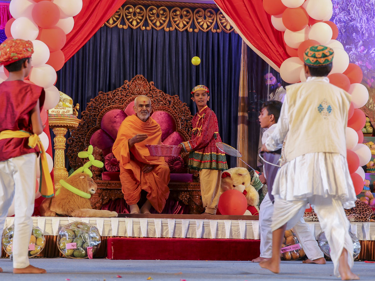 Swamishri participates in an activity, 4 Jun 2017