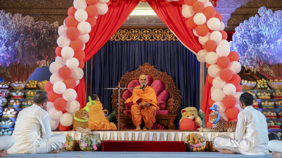 Swamishri blesses the Bal-Yuva Din assembly, 4 Jun 2017