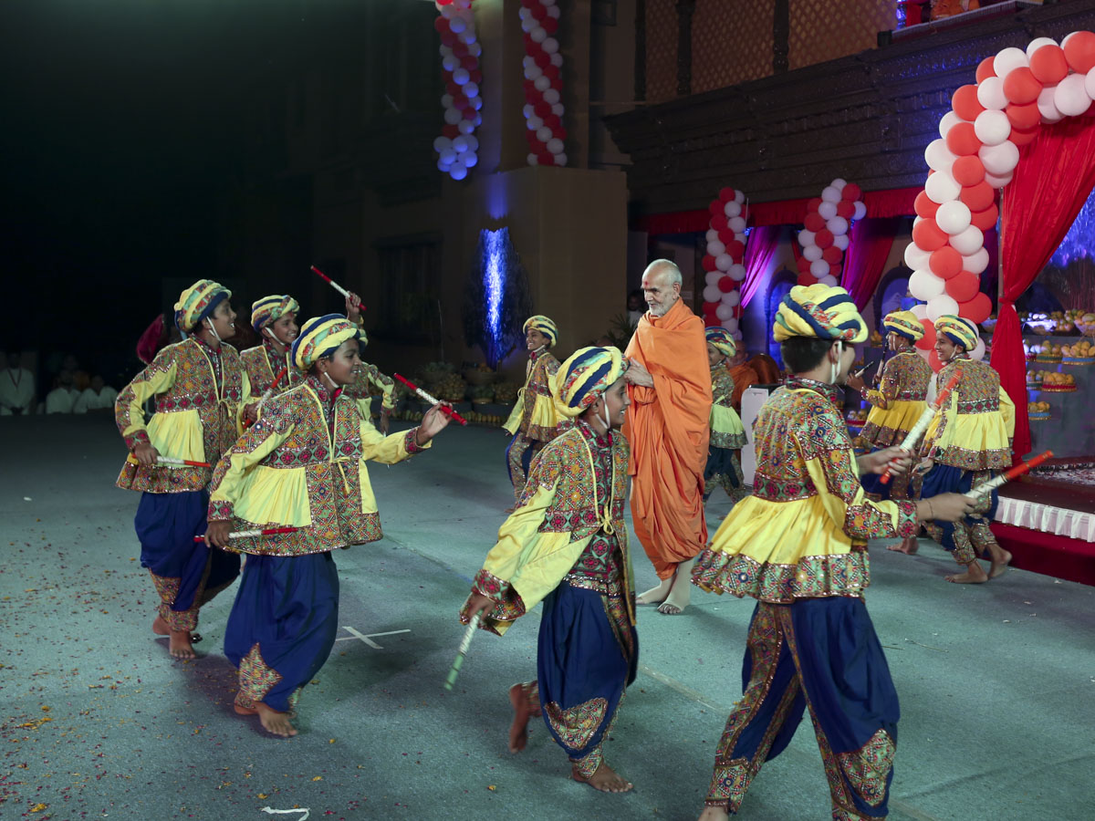 Children perform a traditional dance before Swamishri, 4 Jun 2017