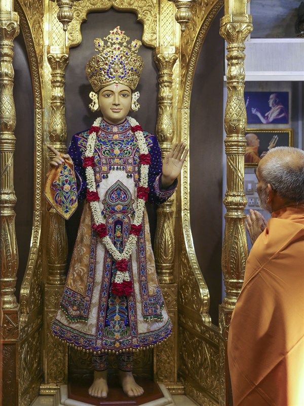 Swamishri engrossed in darshan of Shri Ghanshyam Maharaj, 5 Jun 2017