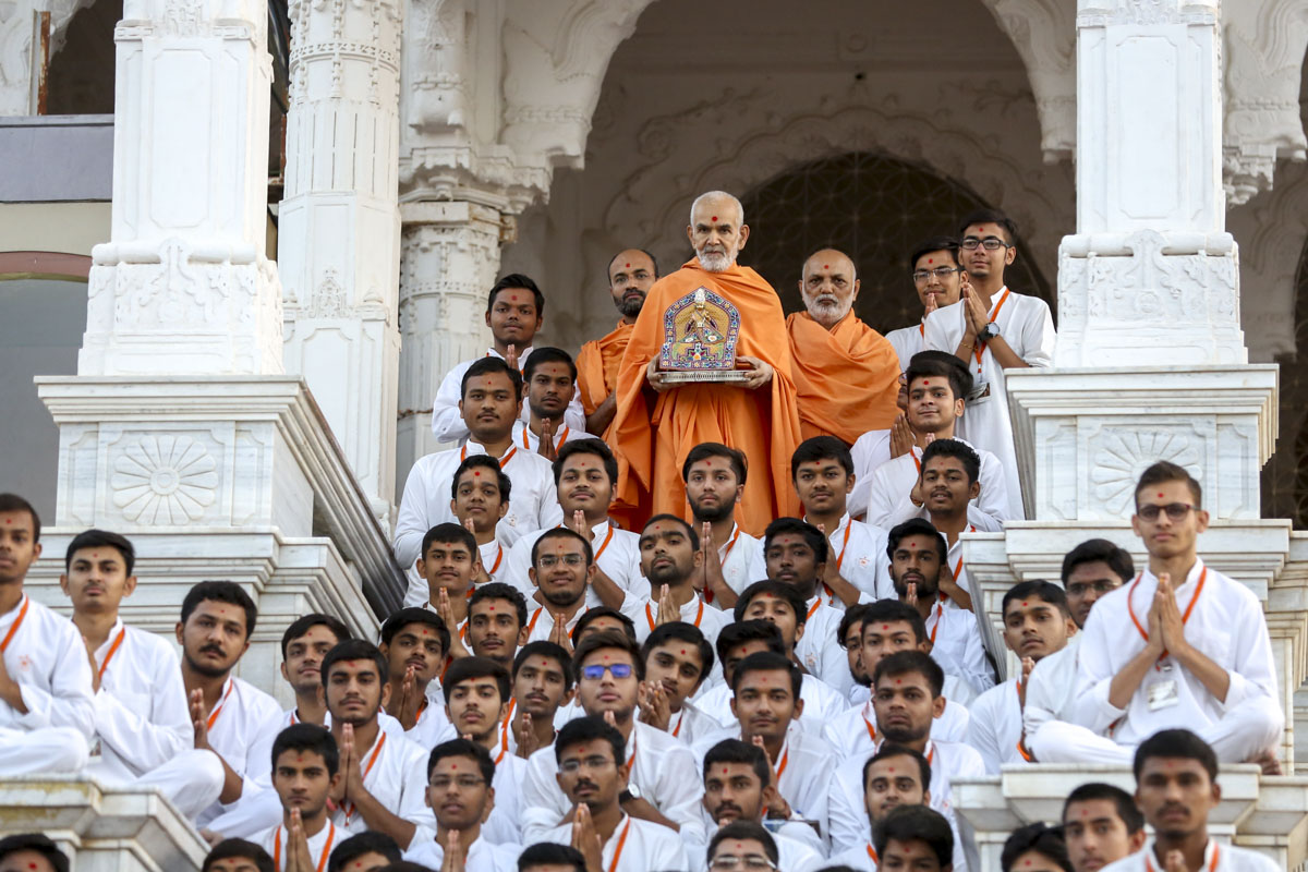 Youths with Swamishri, 5 Jun 2017