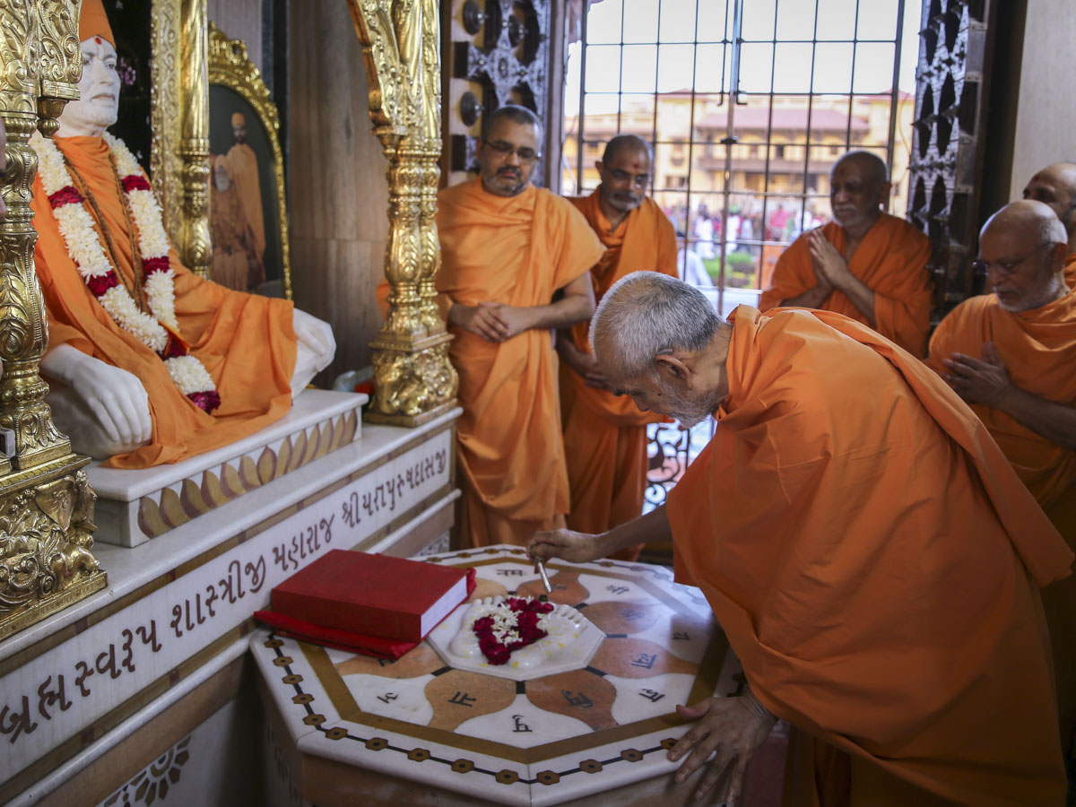 Swamishri engrossed in darshan at Shri Yagnapurush Smruti Mandir, 5 Jun 2017