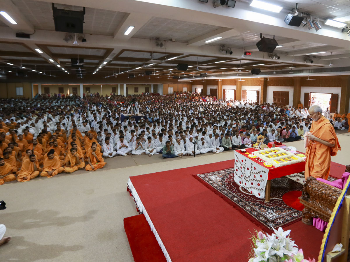Swamishri performs his morning puja, 5 Jun 2017