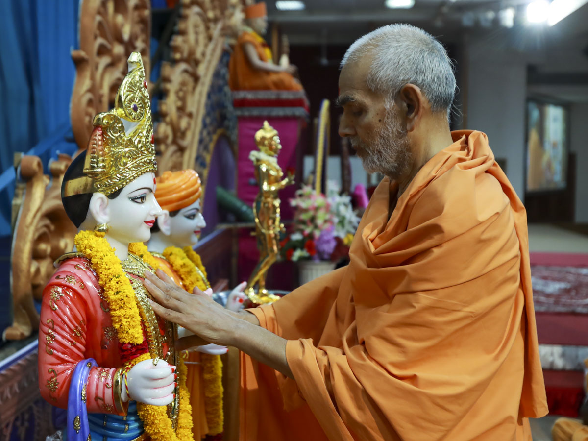 Swamishri performs pratishtha rituals of murtis for BAPS Shri Swaminarayan Mandir, Bhadra (Mahuva region), 5 Jun 2017
