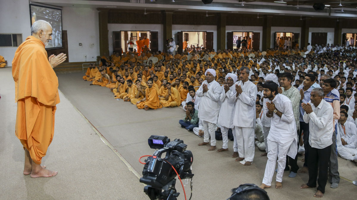 Devotees doing darshan of Swamishri, 5 Jun 2017