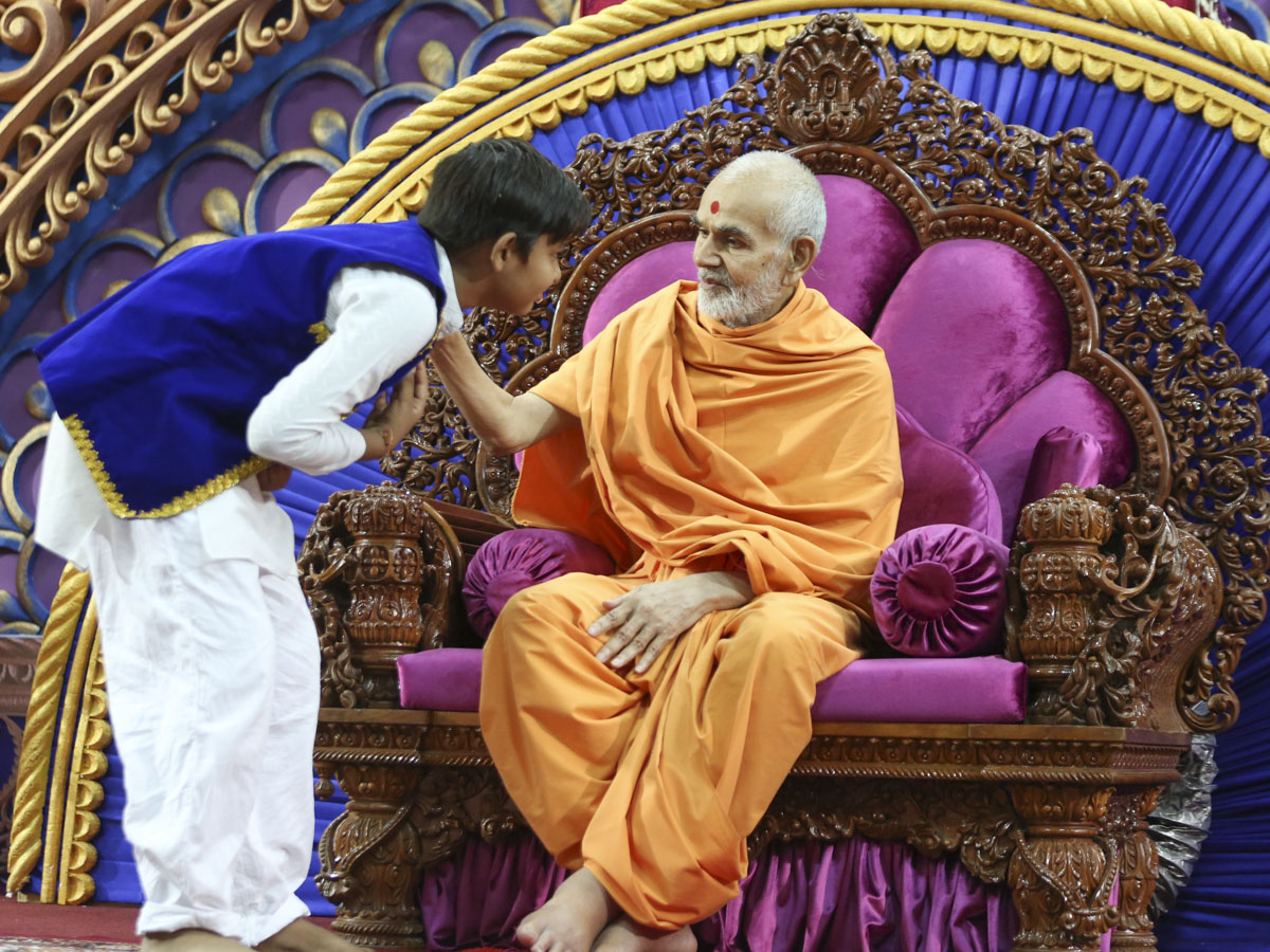 Swamishri blesses a child, 6 Jun 2017