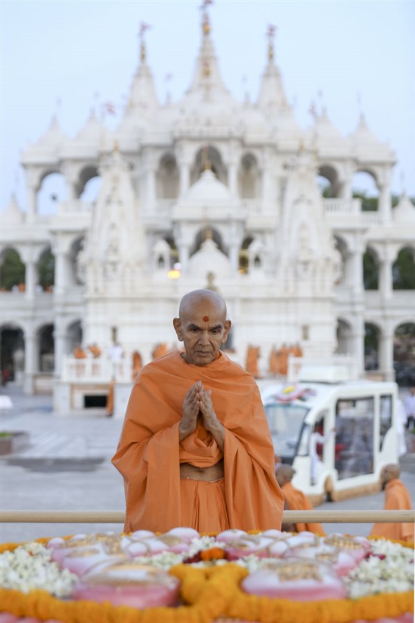 Swamishri engrossed in darshan of Brahmaswarup Pramukh Swami Maharaj's samadhi, 7 Jun 2017