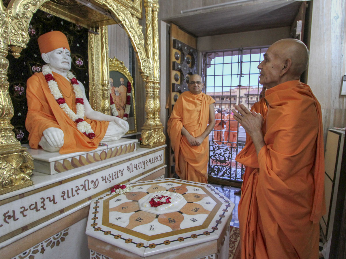 Swamishri engrossed in darshan at Shri Yagnapurush Smruti Mandir, 7 Jun 2017