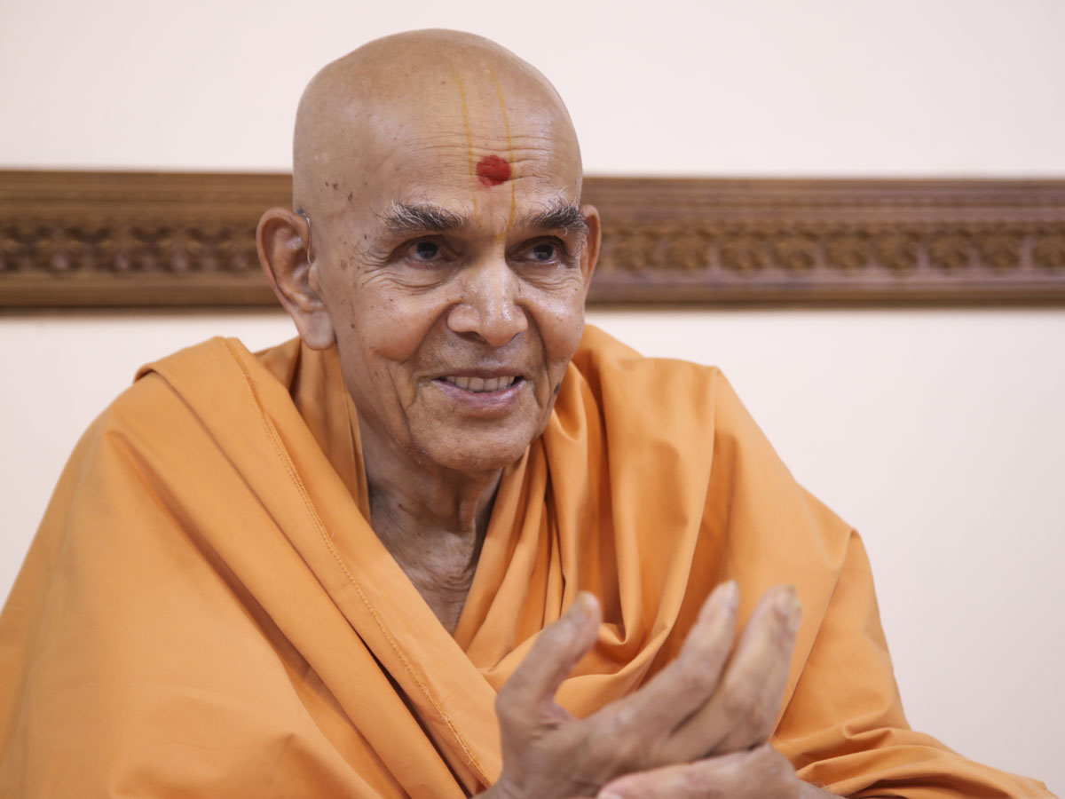 Swamishri in a divine mood, 7 Jun 2017