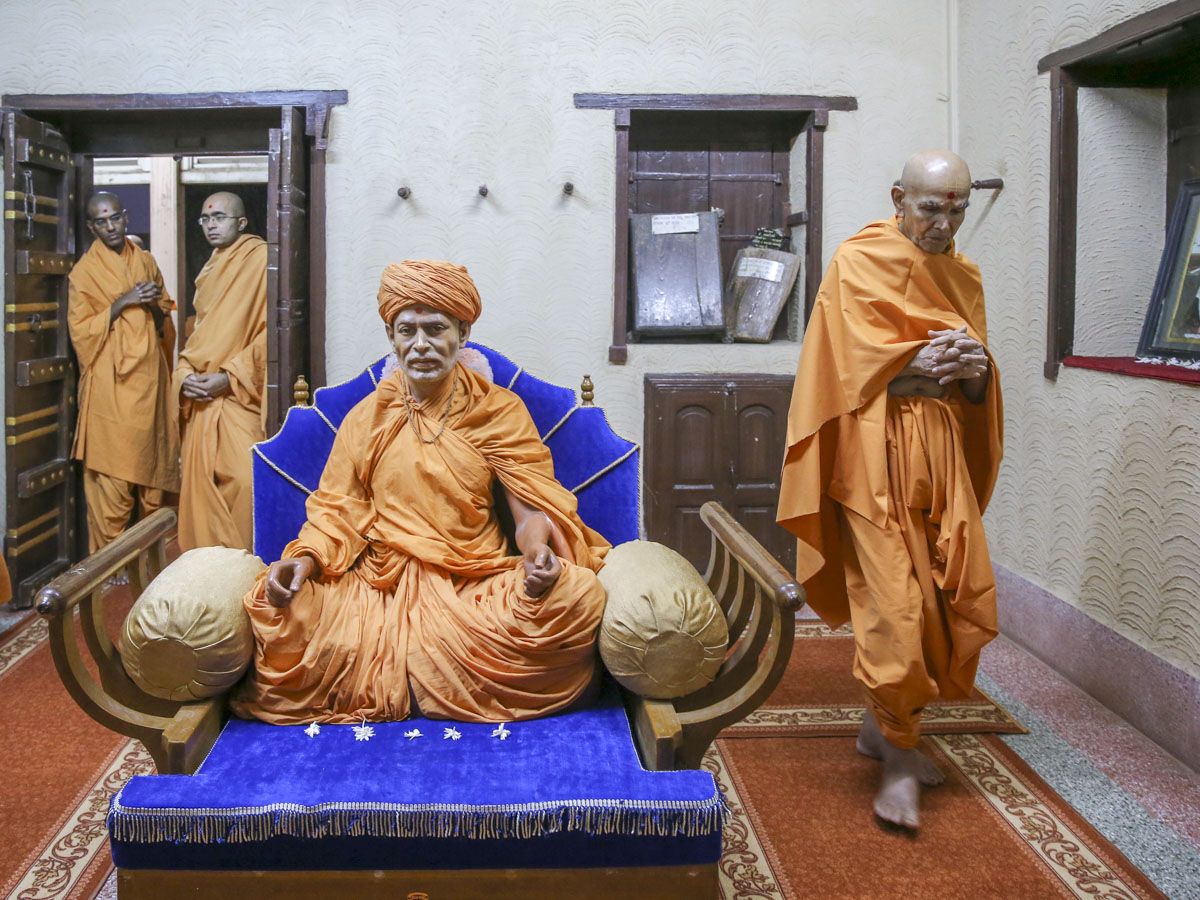 Swamishri performs pradakshina in the room of Brahmaswarup Shastriji Maharaj, 8 Jun 2017
