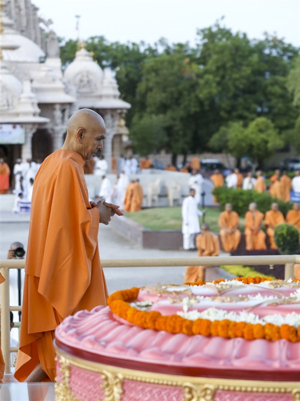Swamishri performs pradakshina of Brahmaswarup Pramukh Swami Maharaj's samadhi, 8 Jun 2017