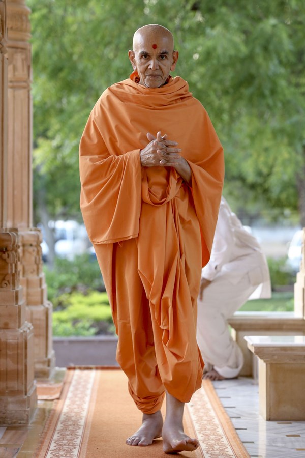 Swamishri in the Smruti Mandir pradakshina, 9 Jun 2017