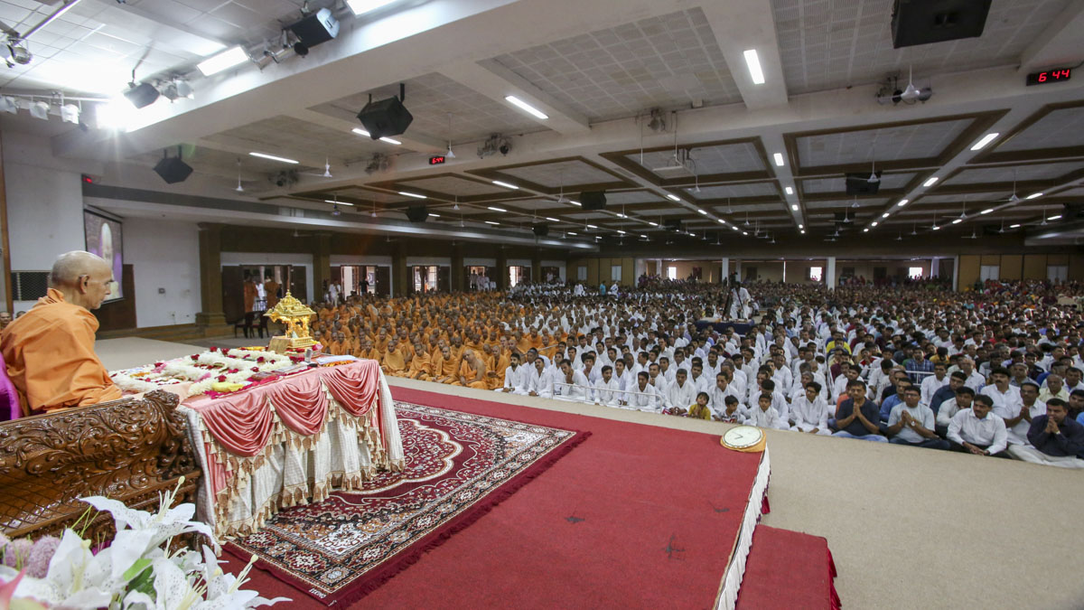 Swamishri performs his morning puja, 9 Jun 2017