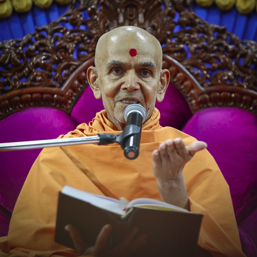 Swamishri blesses the morning satsang assembly, 9 Jun 2017