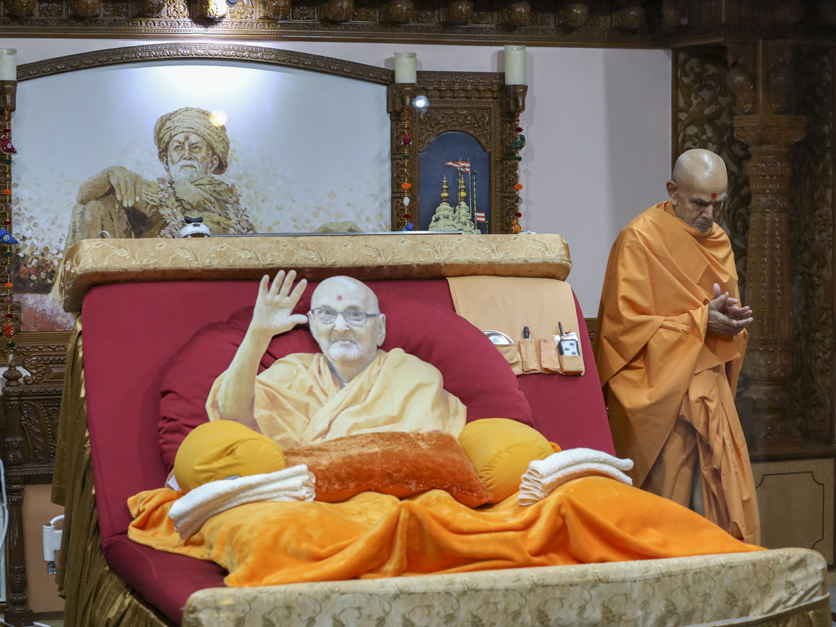 Swamishri performs pradakshina in Brahmaswarup Pramukh Swami Maharaj's room, 10 Jun 2017