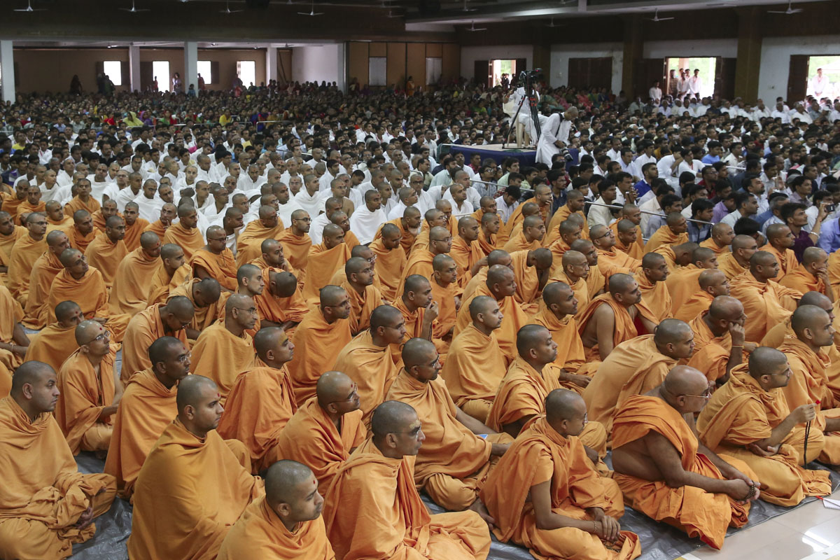 Sadhus and devotees doing darshan of Swamishri, 10 Jun 2017